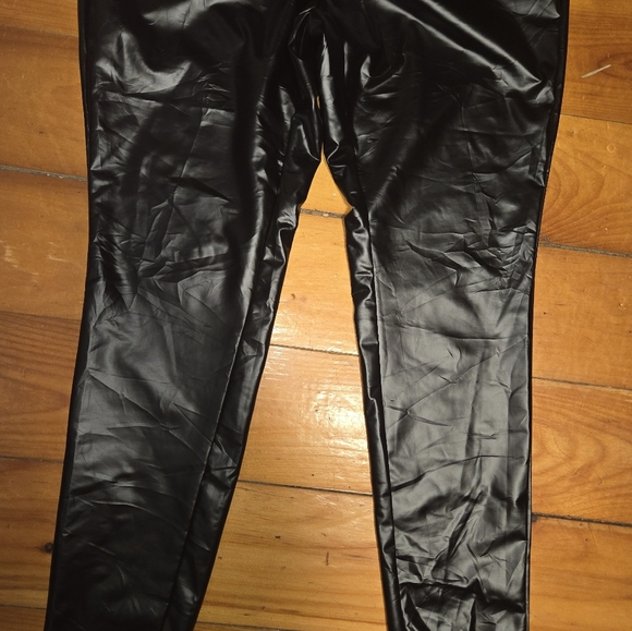 Nwt BloomChic Black Faux Leather Leggings - Picture 3 of 5